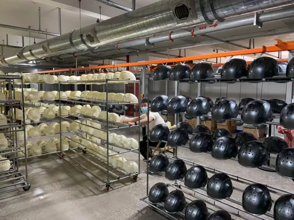 Vores hjelmfabrik opgraderer produktionslinjen for at øge OEM-tilpasningskapaciteten